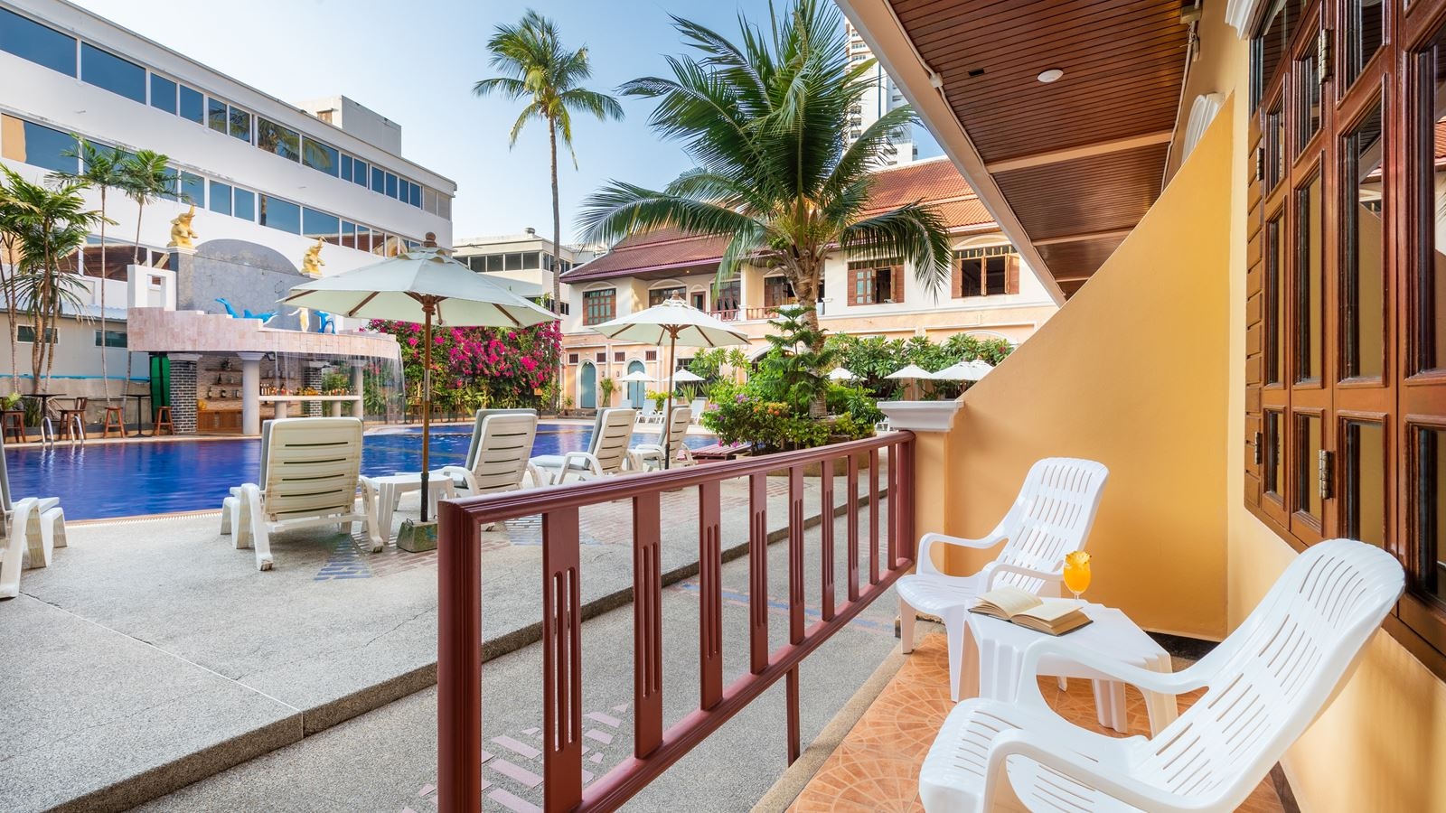 rooms-deluxe-pool-access