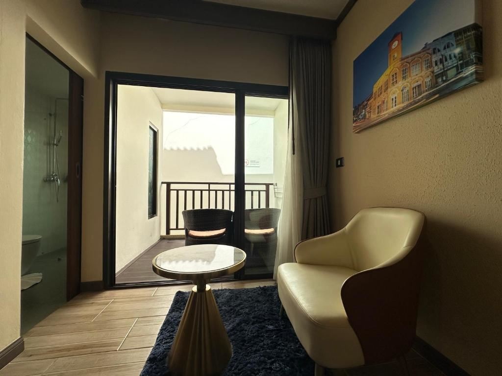 rooms-deluxe-balcony-king