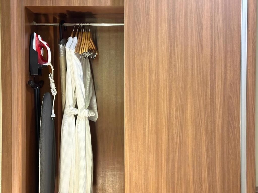 rooms-deluxe-balcony-king