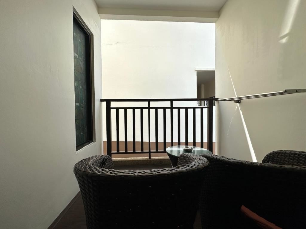 rooms-deluxe-balcony-twin