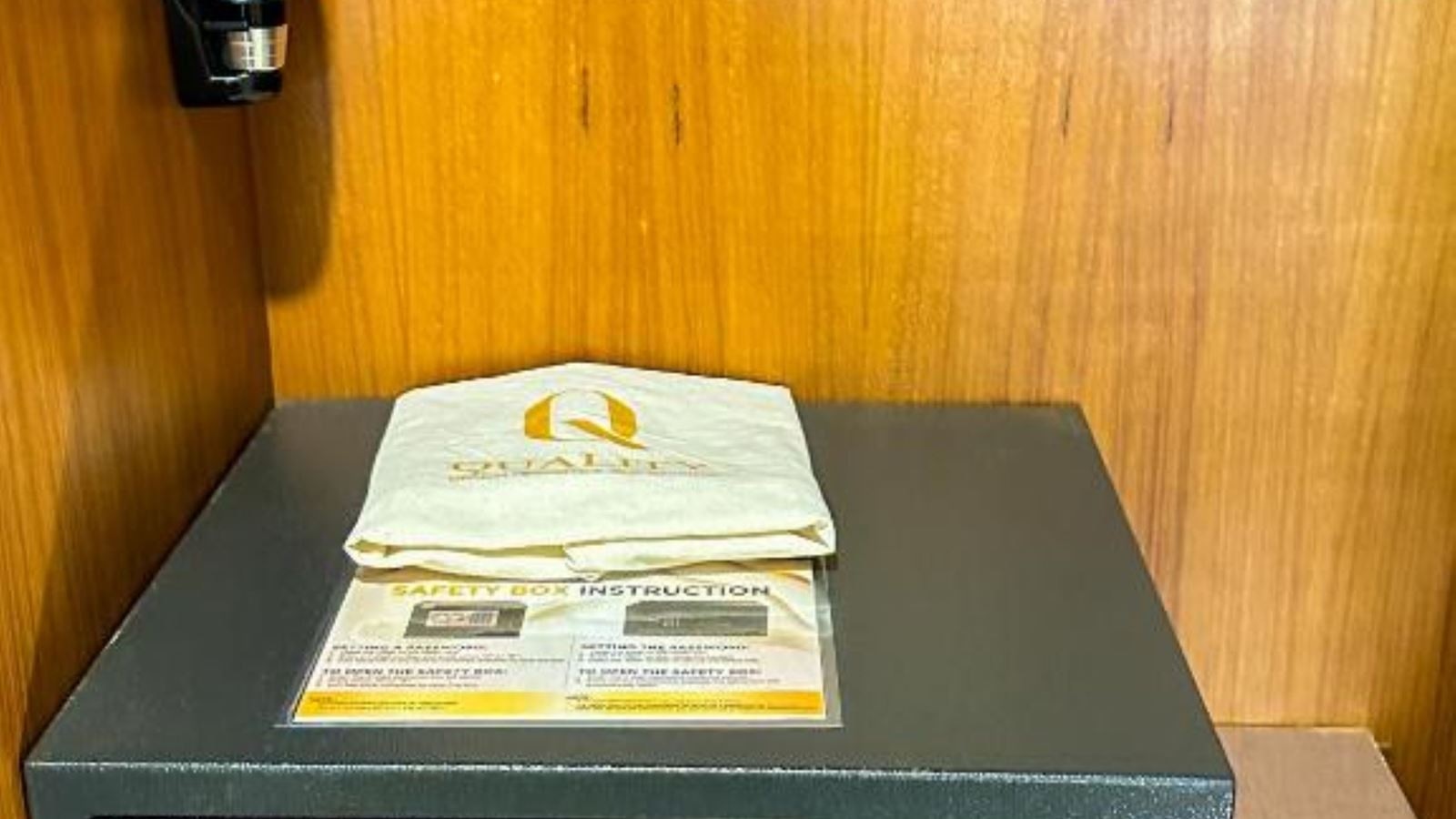 rooms-deluxe-balcony-king-garden-view