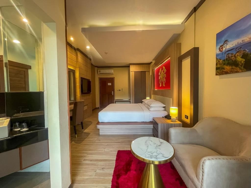 rooms-deluxe-balcony-king-pool-view