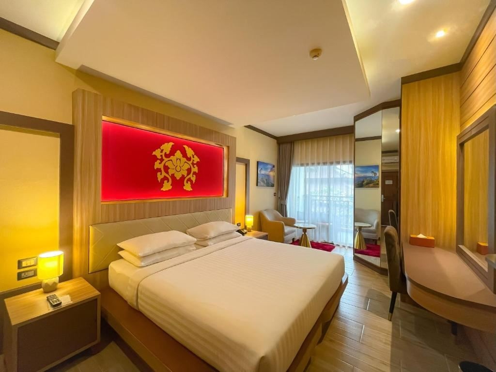 rooms-deluxe-balcony-king-pool-view