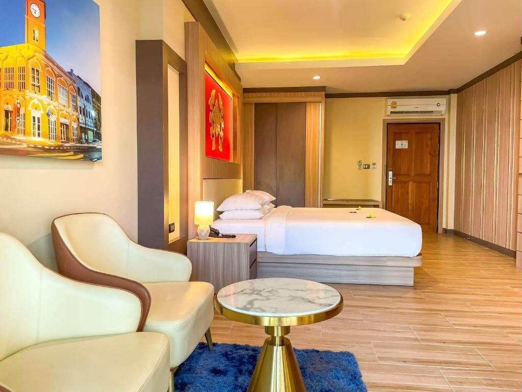 rooms-deluxe-premium-balcony-pool-view