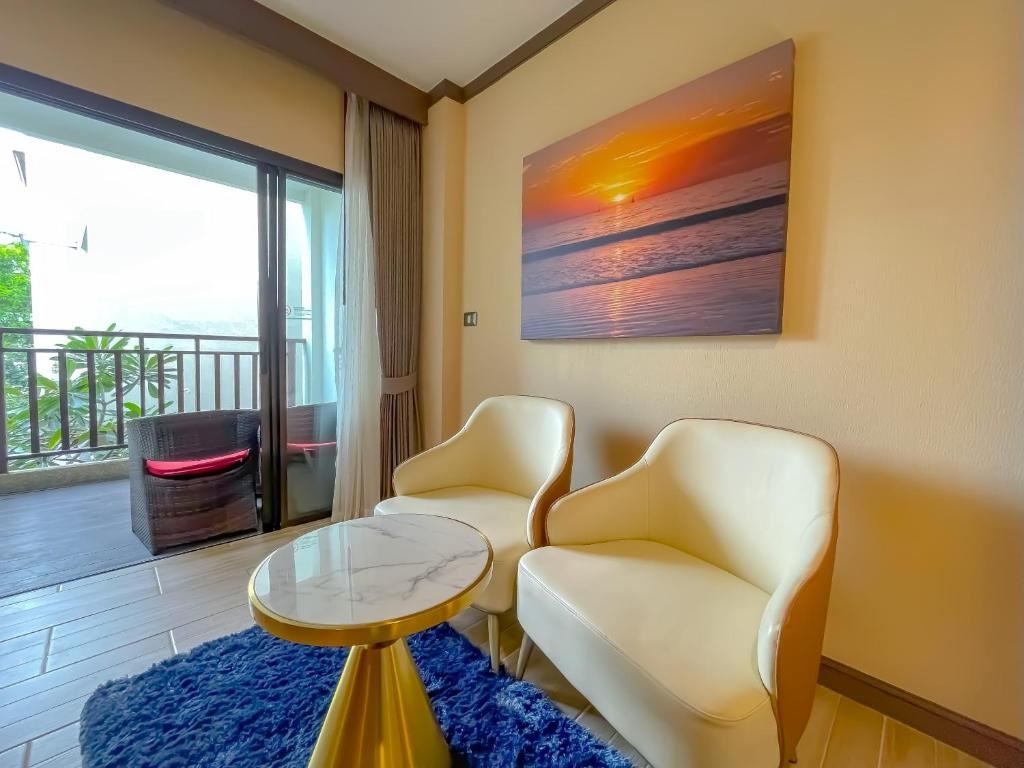 rooms-deluxe-premium-balcony-pool-view