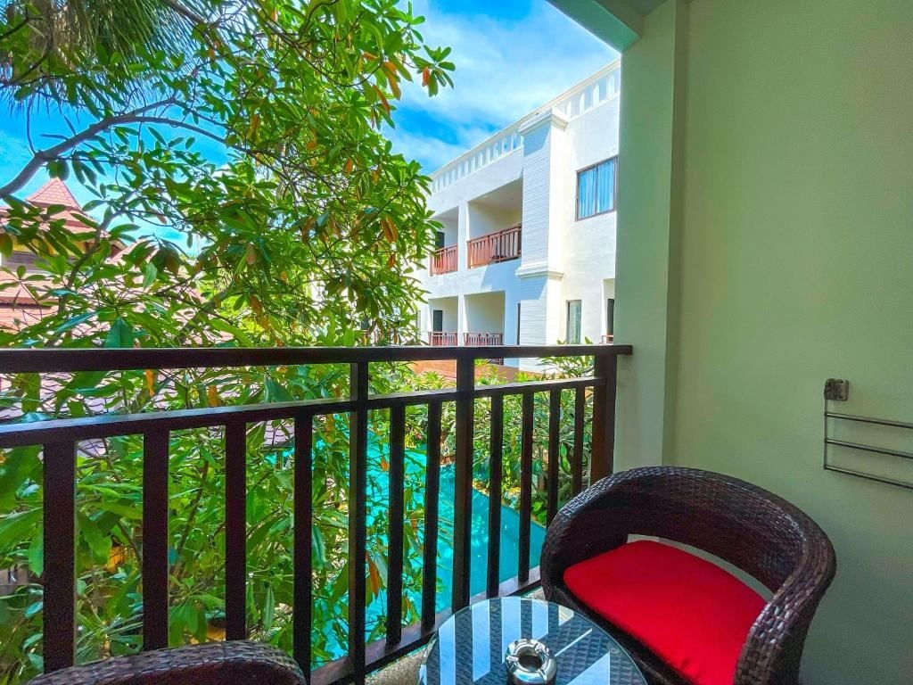 rooms-deluxe-premium-balcony-pool-view