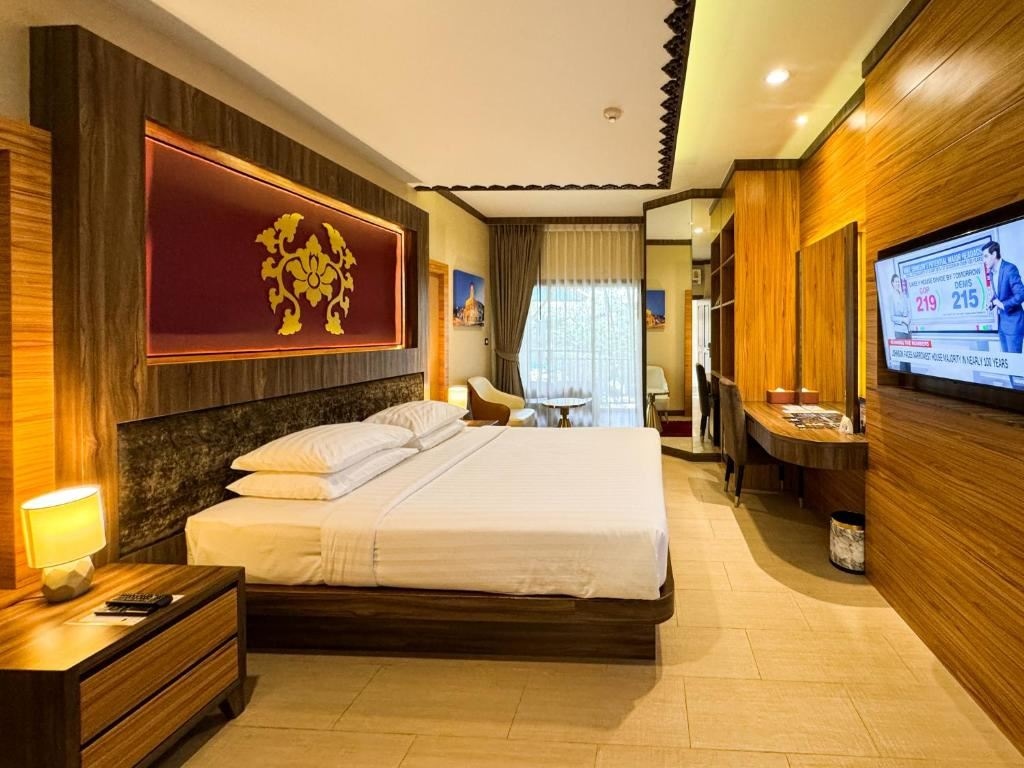 rooms-deluxe-pool-front