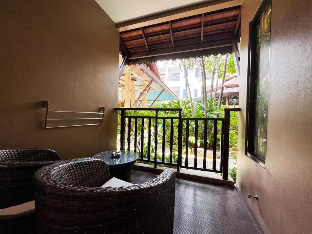 rooms-deluxe-pool-front