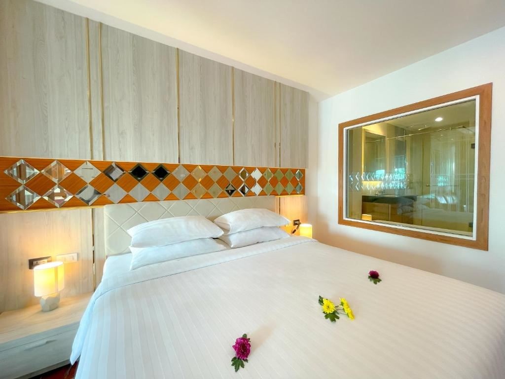 rooms-suite-room-city-view