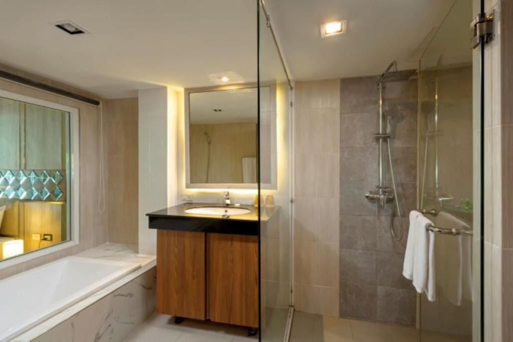 rooms-suite-room-city-view