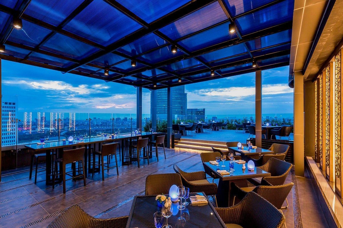 bars-blue-sky-rooftop-bar-and-dining