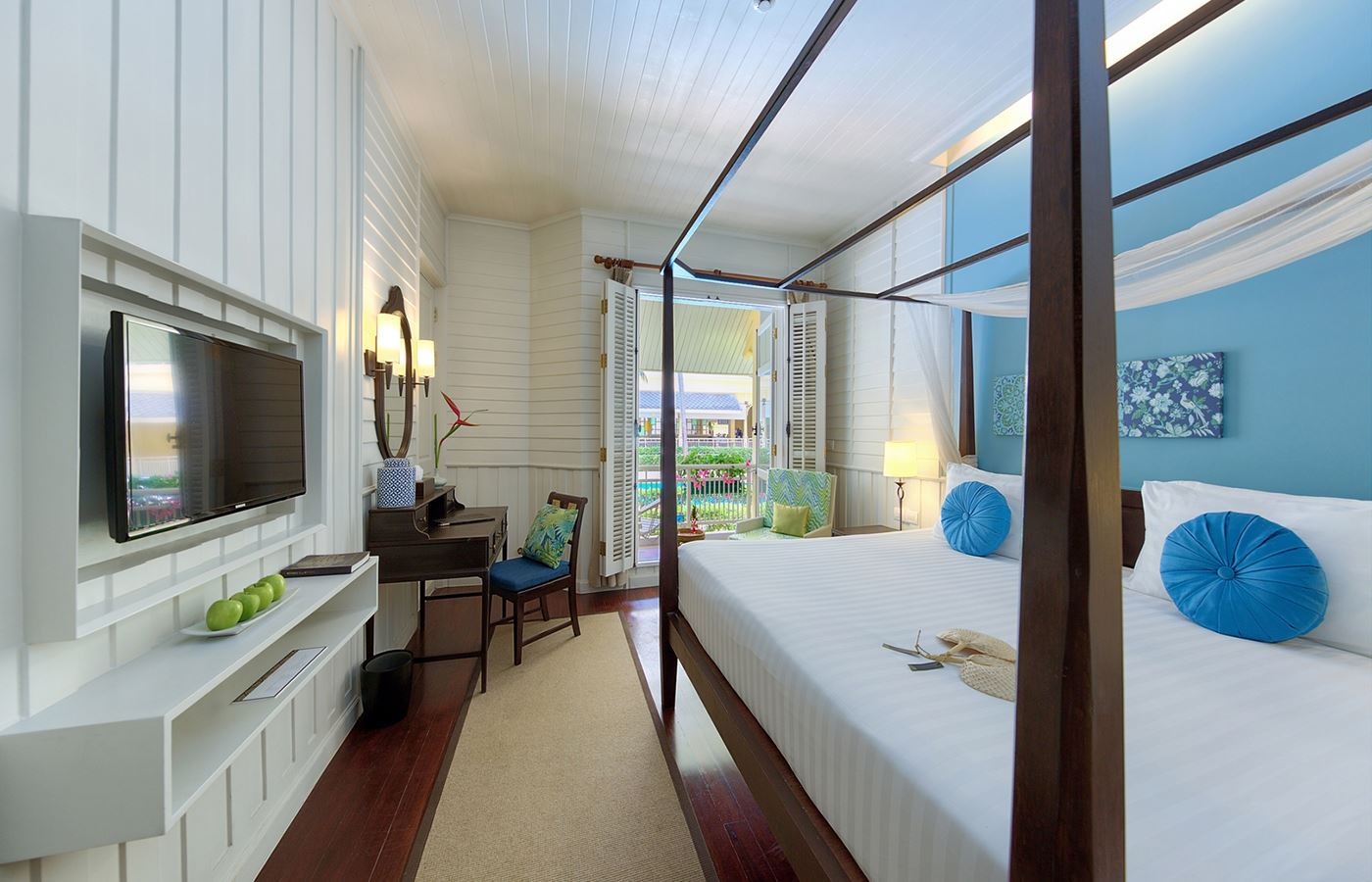 rooms-superior-pool-view-balcony