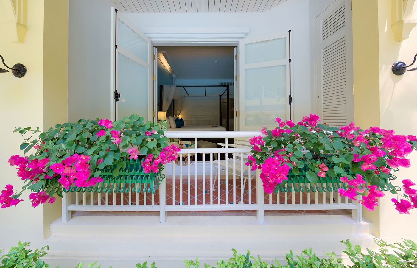 rooms-superior-pool-view-balcony