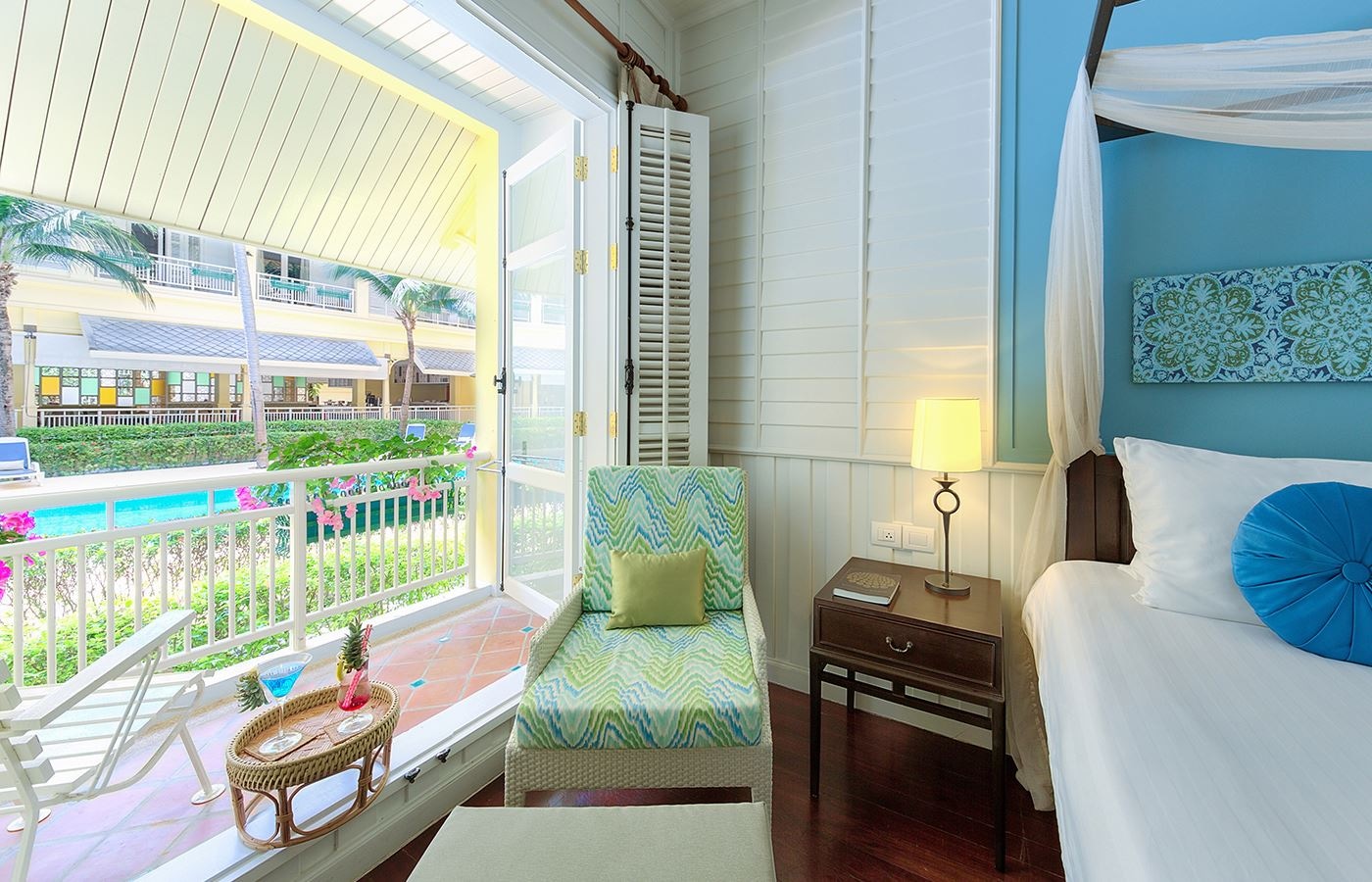 rooms-superior-pool-view-balcony