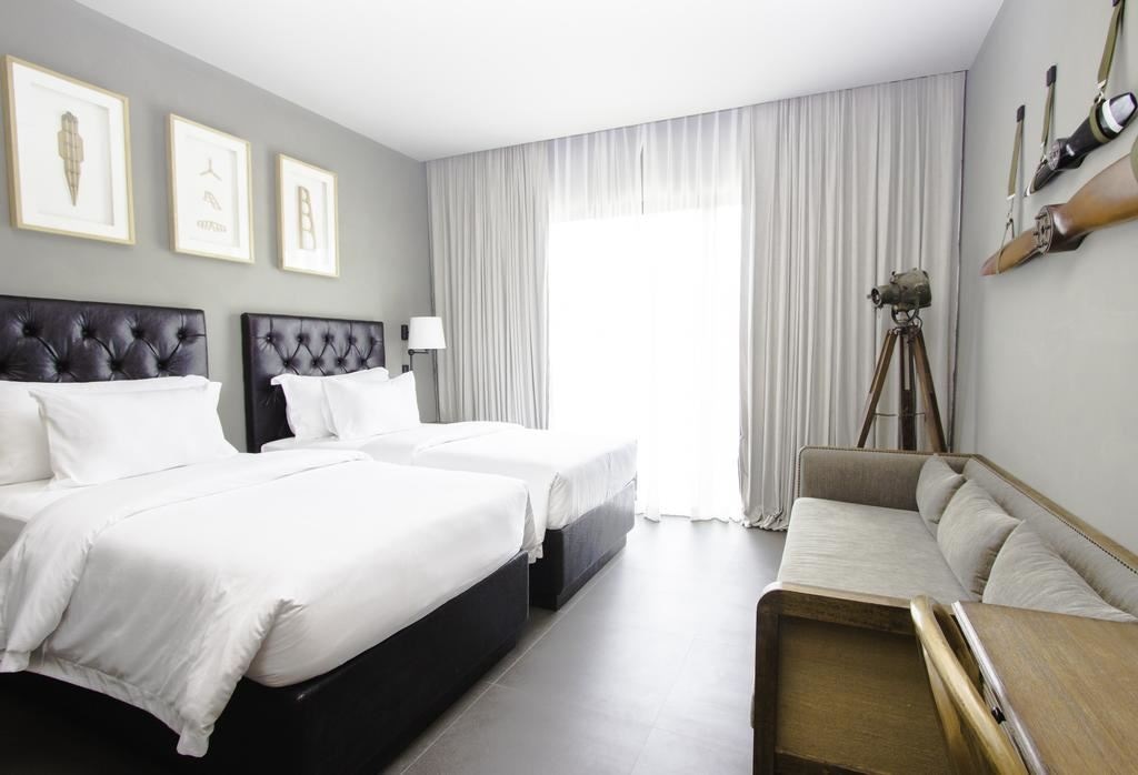 rooms-deluxe-pool-view