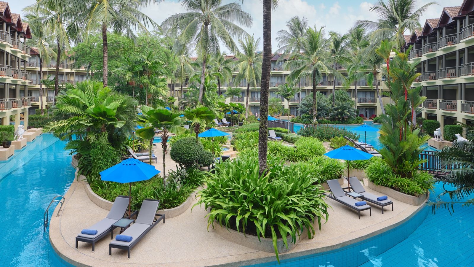 rooms-large-guest-room-pool-view