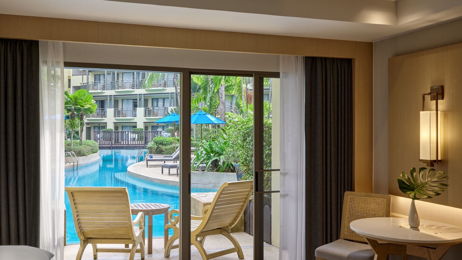 rooms-guest-room-pool-access