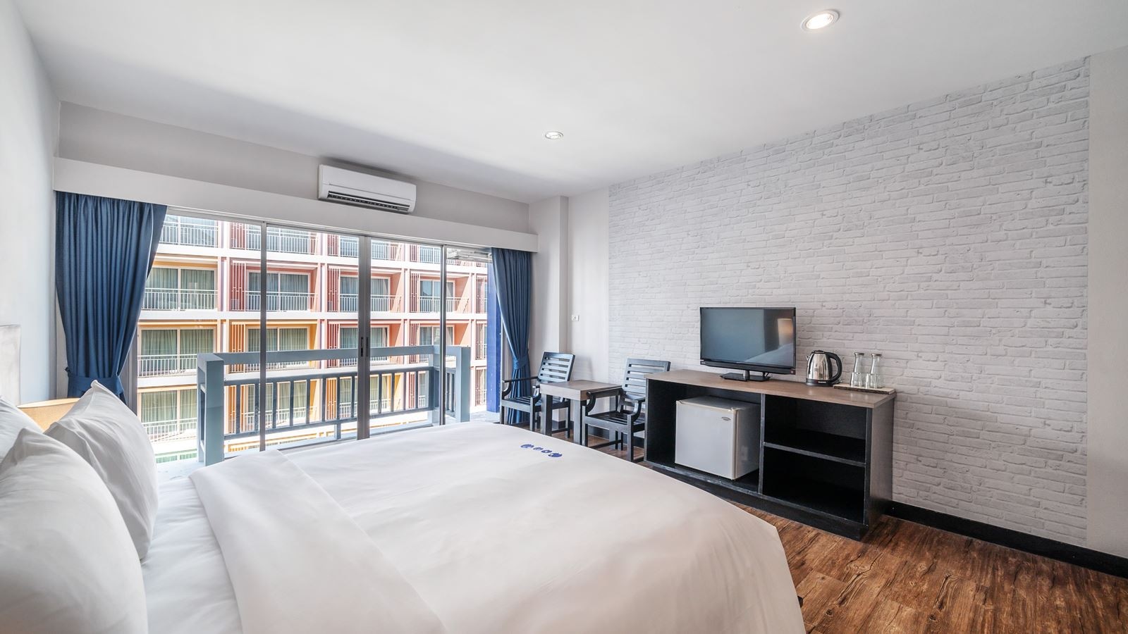 rooms-koko-couple	room-for-2-person-one-king-bed-30sqm