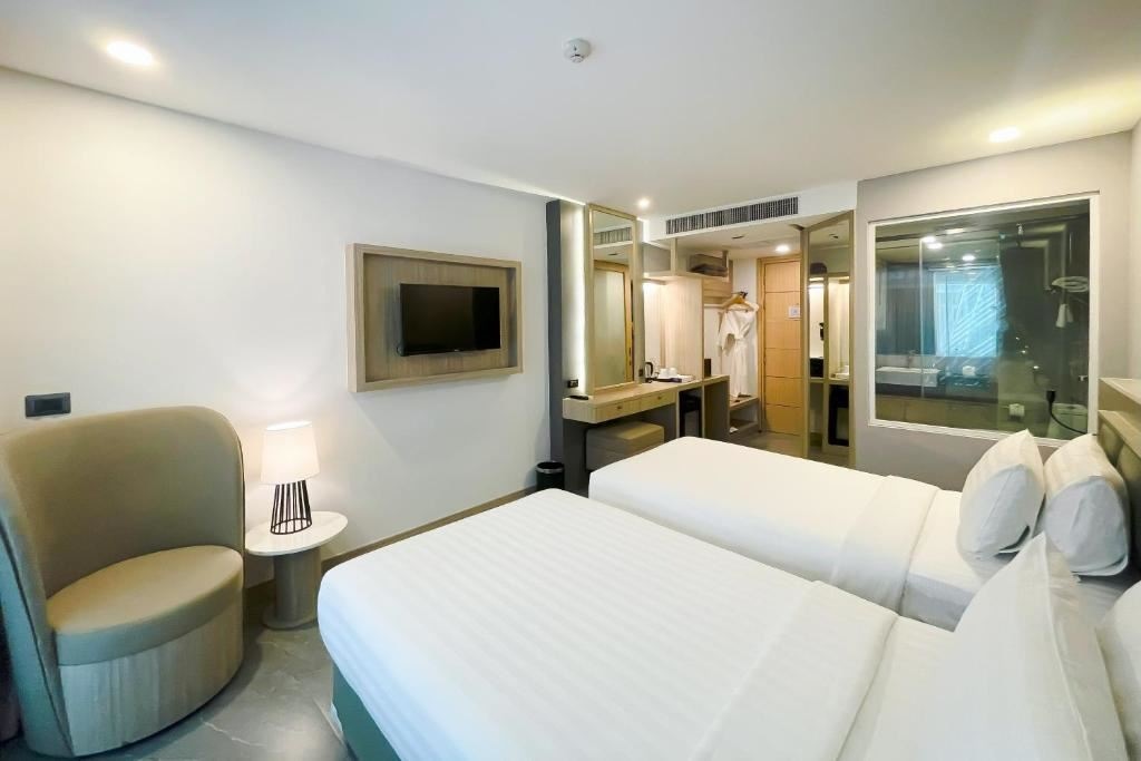 rooms-deluxe-twin-balcony-room