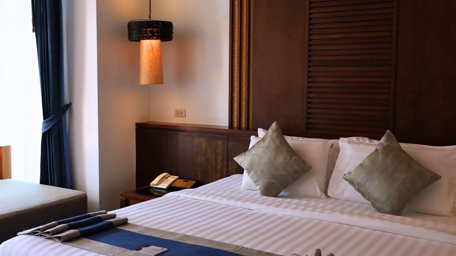 rooms-deluxe-pool-side