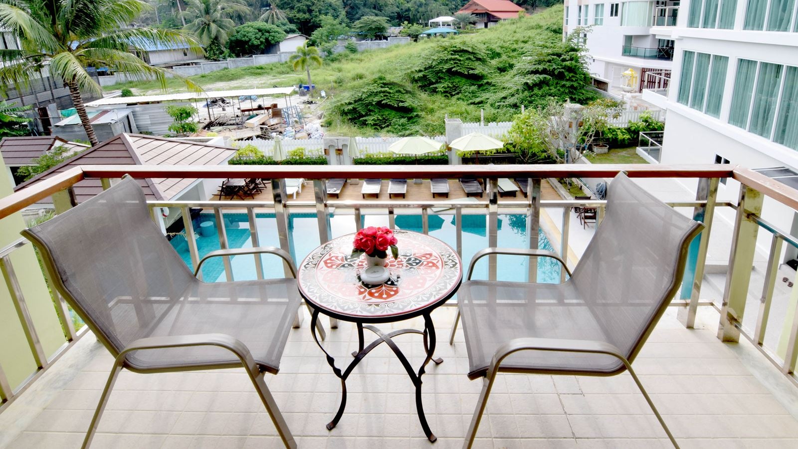 rooms-deluxe-pool-view-room