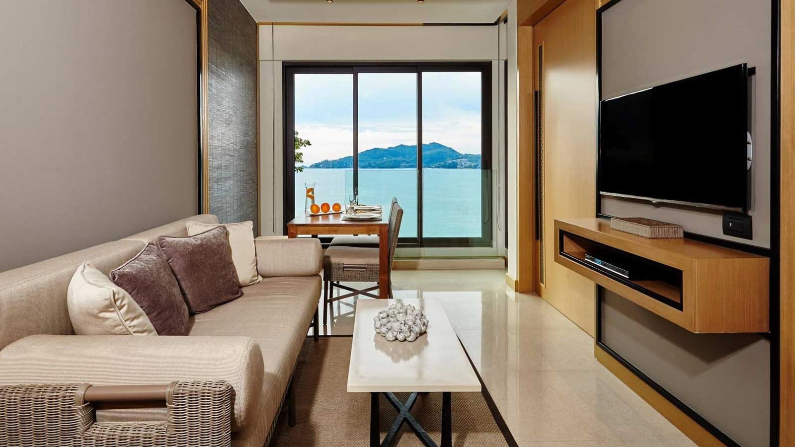 rooms-one-bedroom-suite-ocean-front-balcony