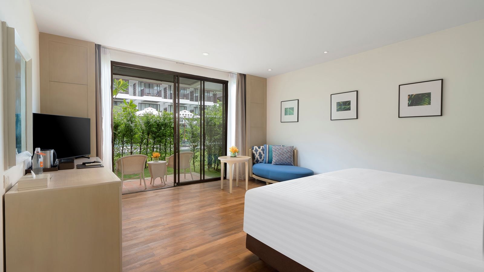 rooms-tropical-pool-side-connecting