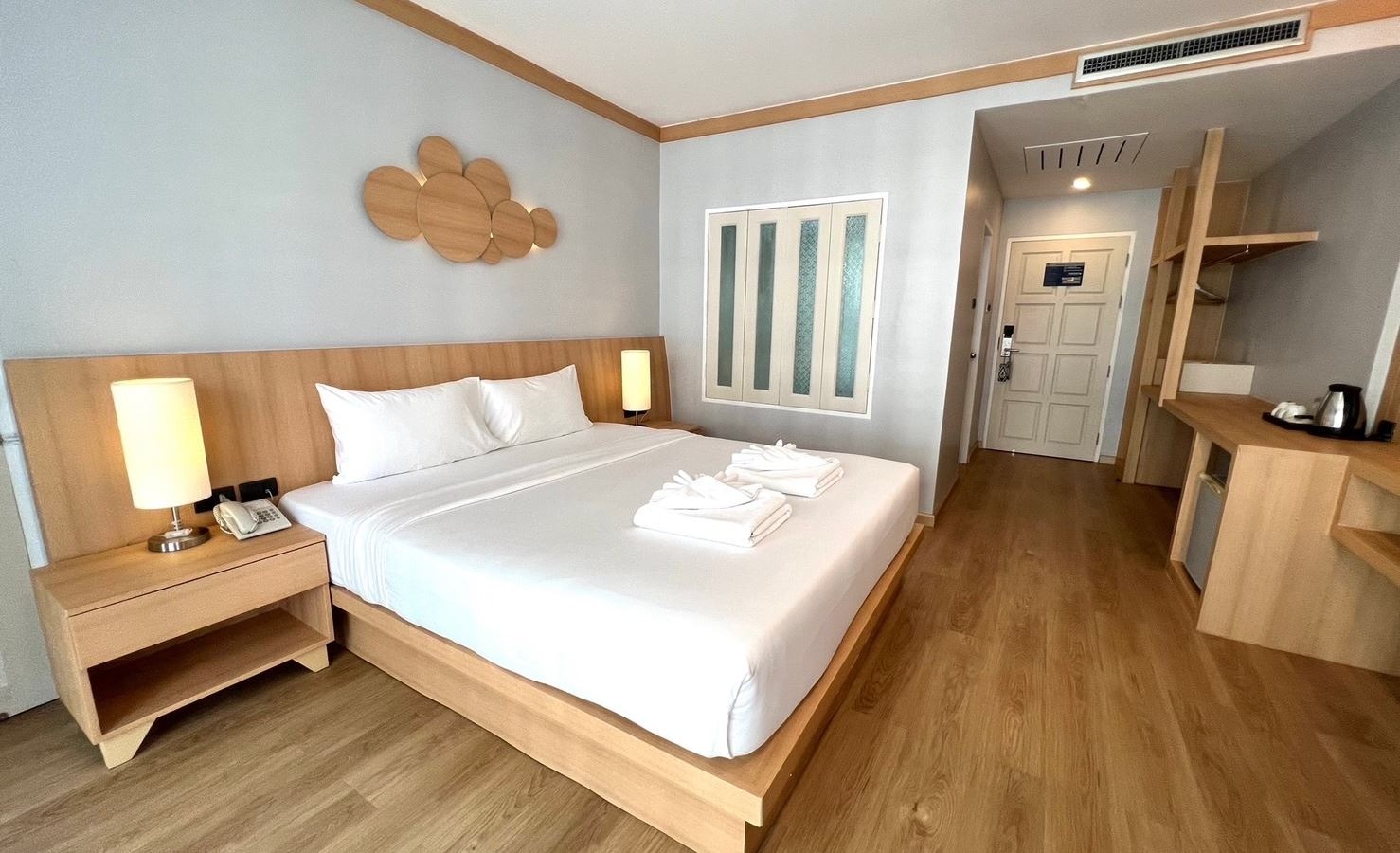 rooms-deluxe-pool-view