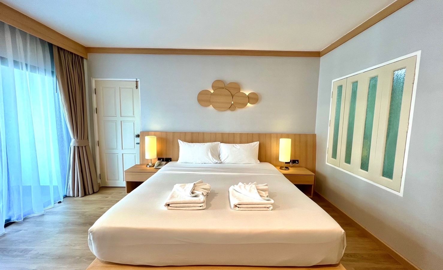 rooms-deluxe-pool-view