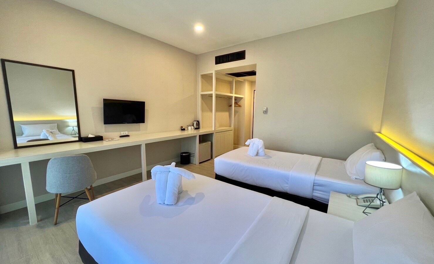 rooms-deluxe-pool-view