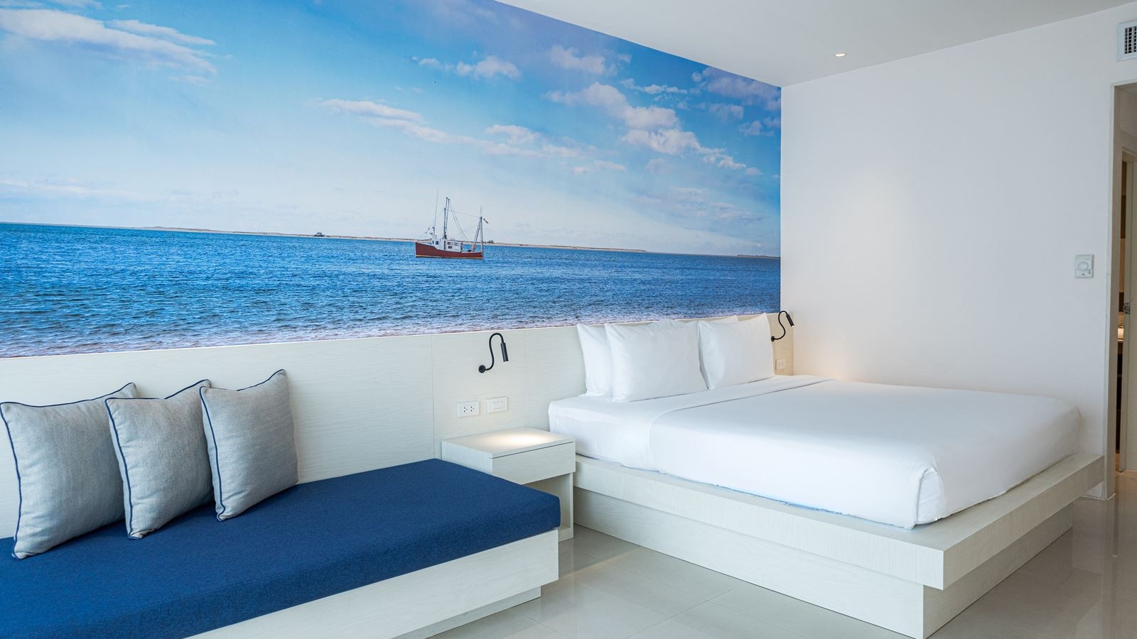 rooms-deluxe-renovated-pool-view