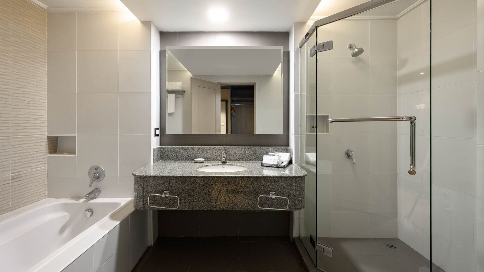 rooms-deluxe-pool-view