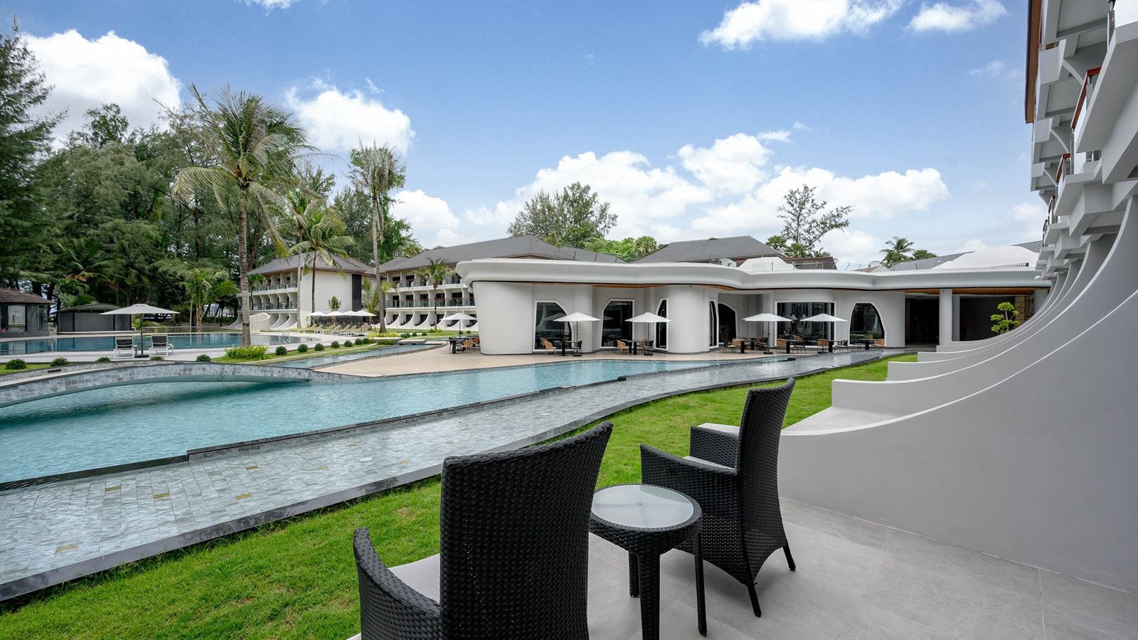 rooms-amora-superior-pool-side