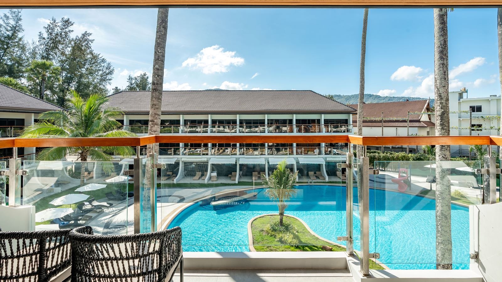 rooms-amora-grand-pool-view