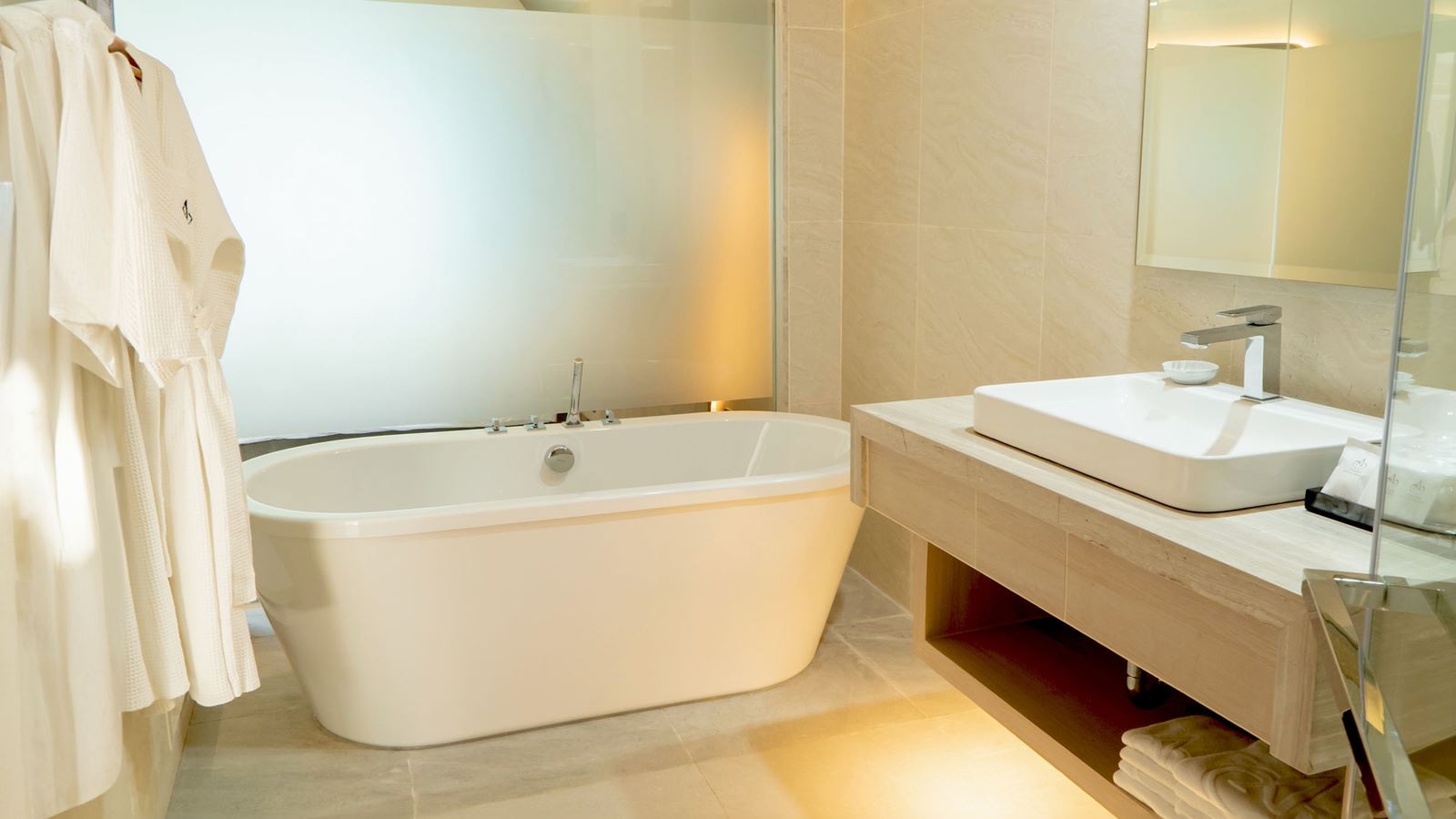 rooms-amora-grand-pool-side