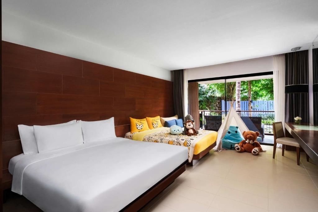 rooms-family-room-garden-view