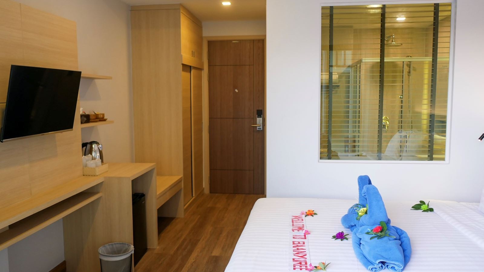 rooms-cozy-pool-view