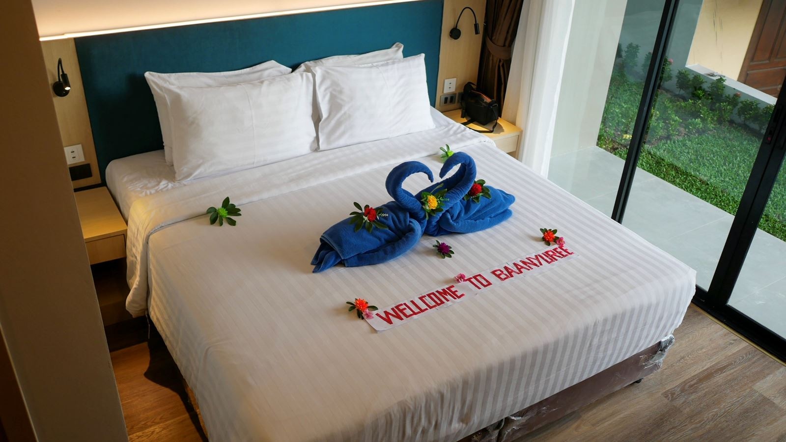 rooms-cozy-pool-view