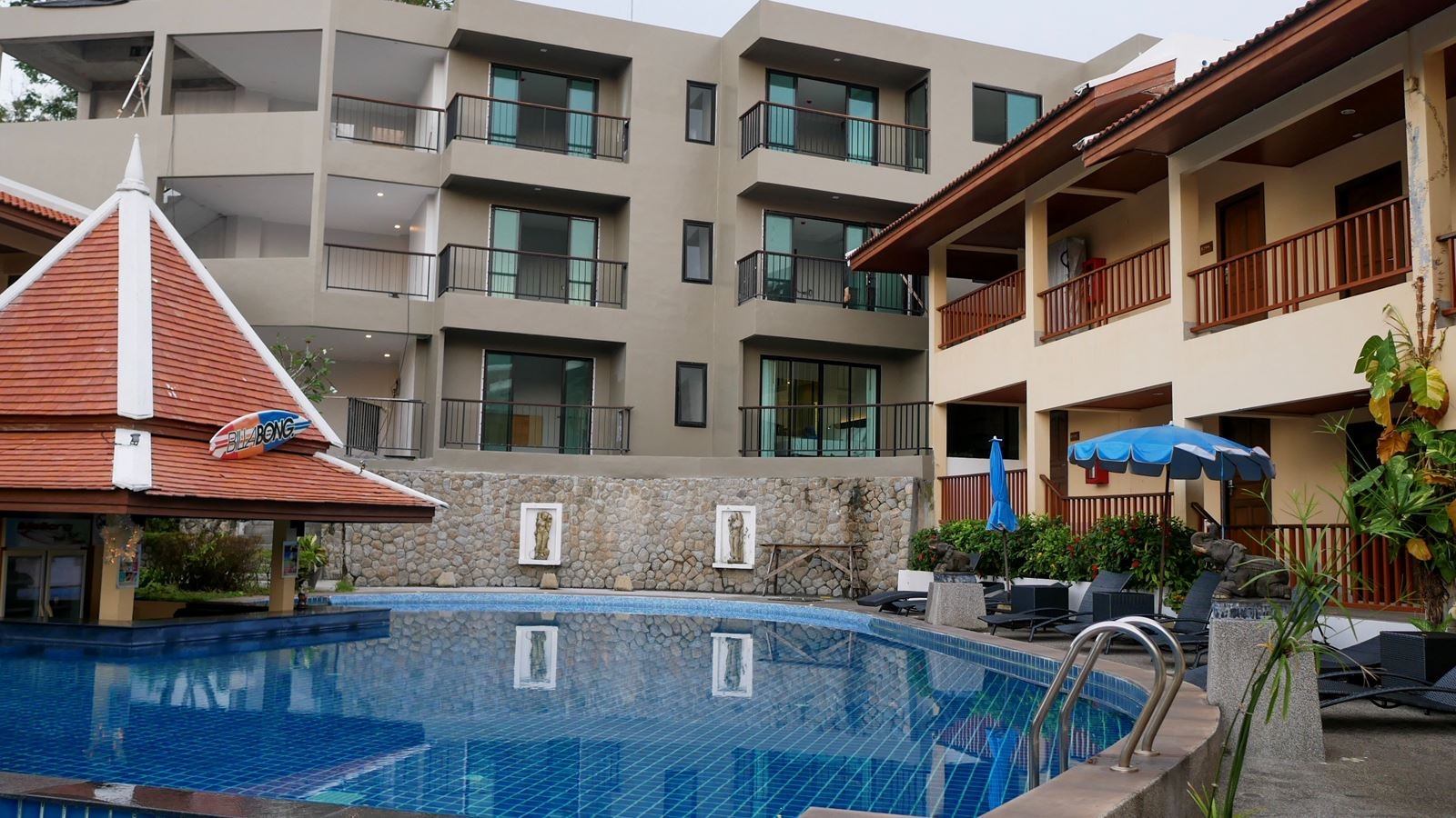 rooms-cozy-pool-view