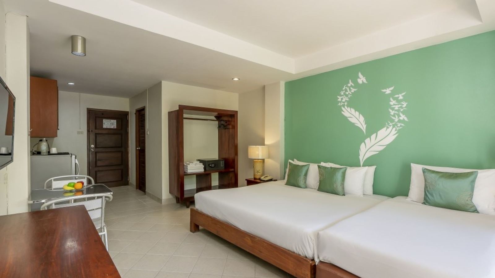 rooms-standard-family-room