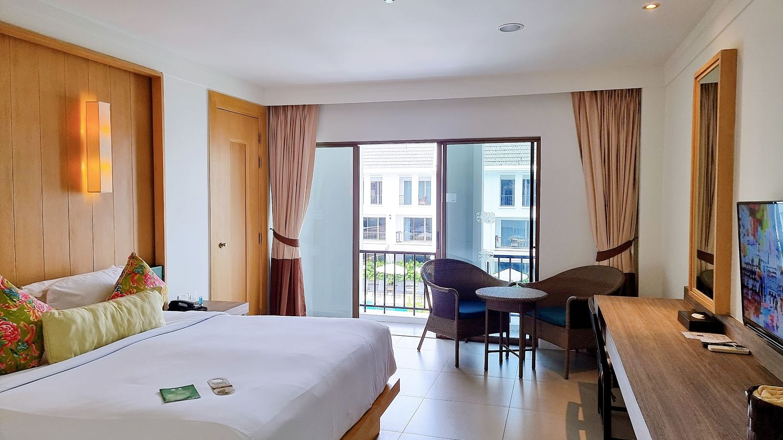 rooms-deluxe-pool-view