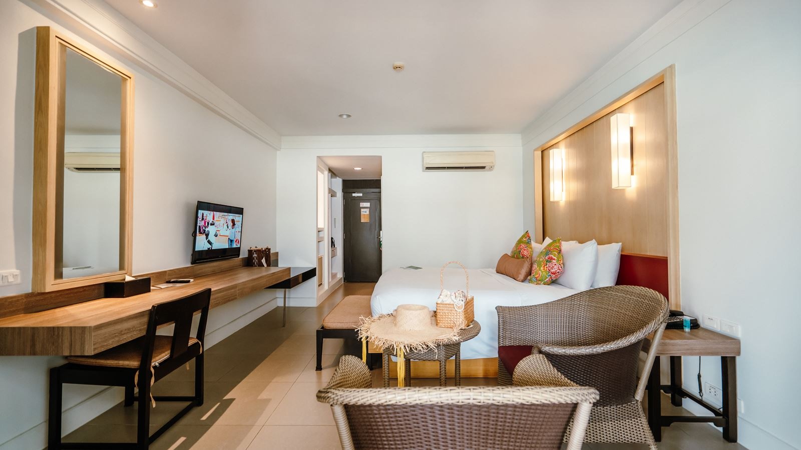 rooms-deluxe-pool-view