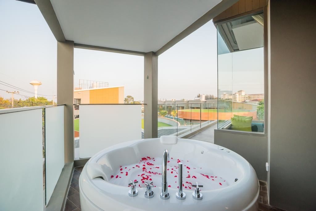 rooms-deluxe-jacuzzi-room