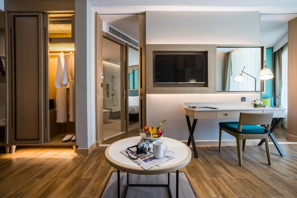 rooms-pool-access-suite