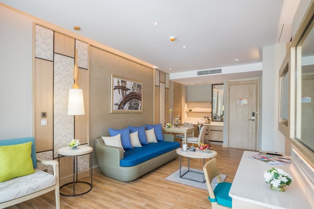 rooms-pool-access-suite