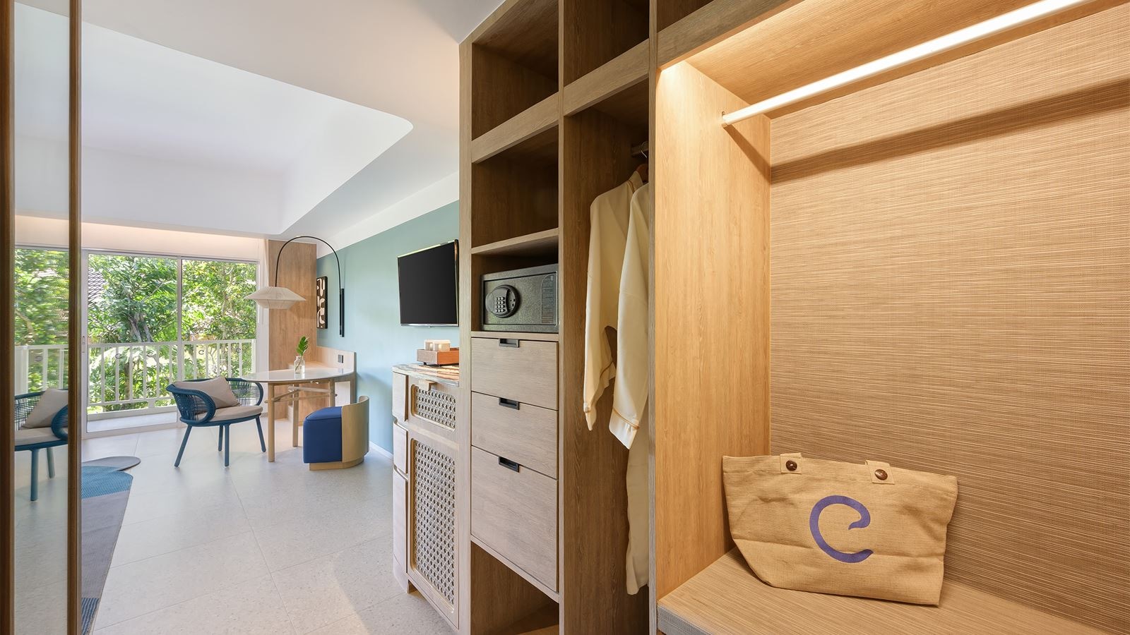 rooms-premium-deluxe-pool-view