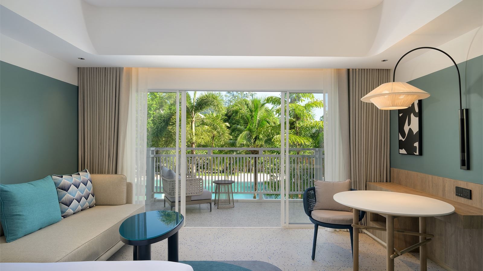 rooms-premium-deluxe-pool-view