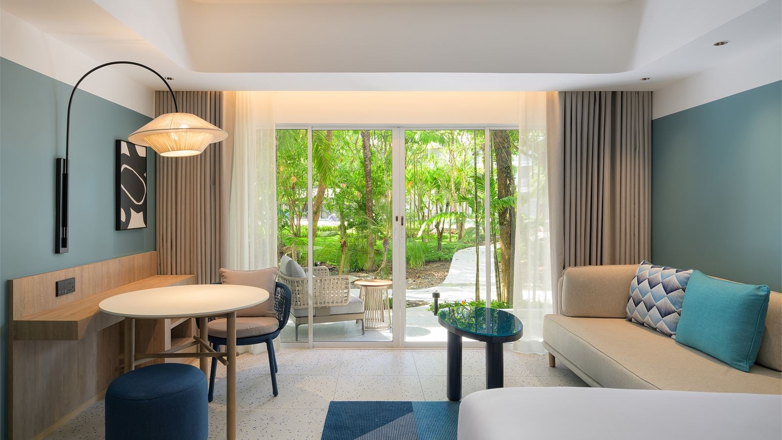 rooms-2-broom-premium-suite-pool-view