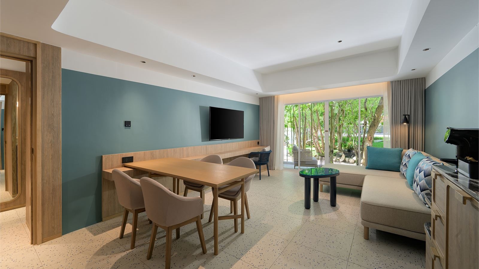 rooms-2-broom-premium-suite-pool-view