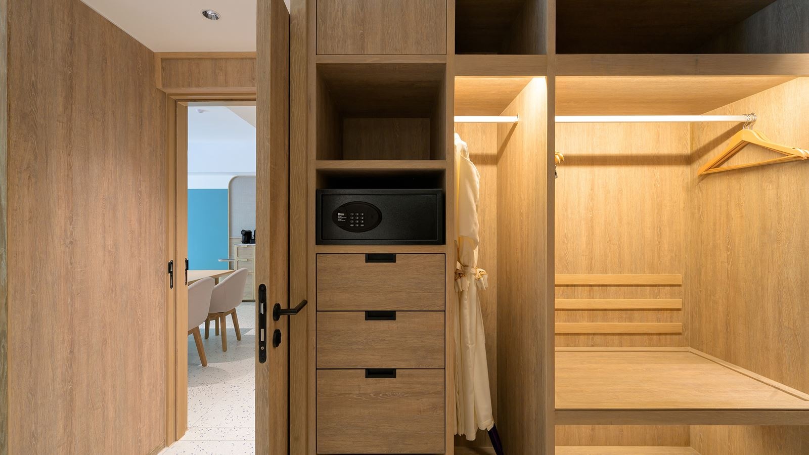 rooms-2-broom-premium-suite-pool-view